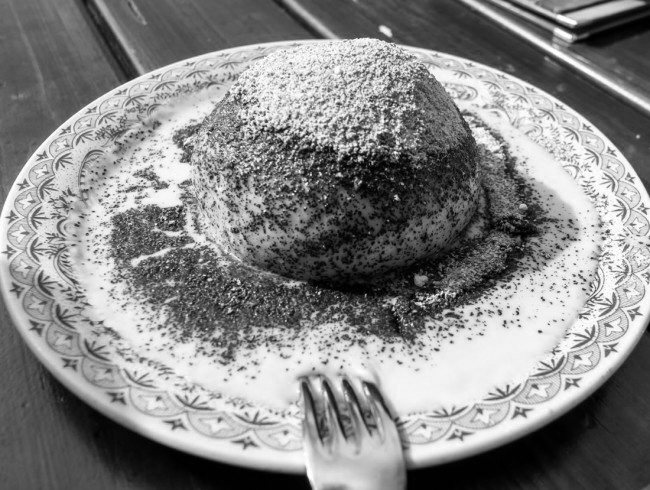 Germknödel mit Powidlfüllung in Vanillesauce mit Mohn bestreut