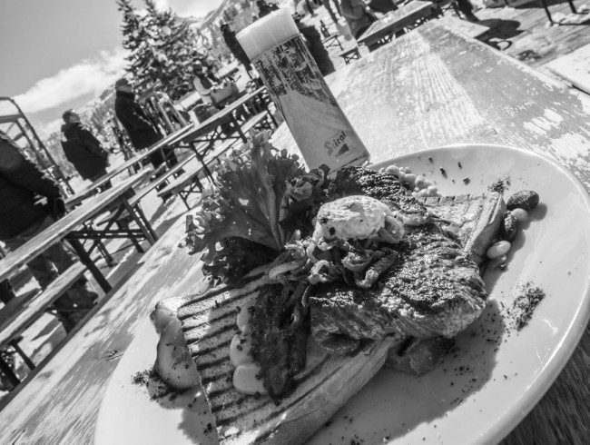 Steaktoast mit Salatgarnitur und Cocktailsauce auf der Sonnenterrasse des Ansitz in Flachau